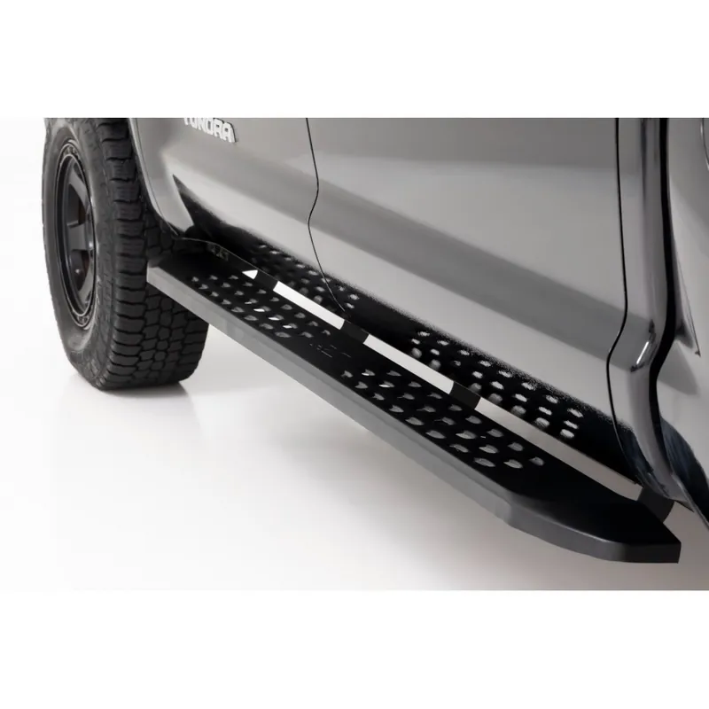Dostępne od ręki Progi, stopnie Rough Country RPT2 Crew Cab