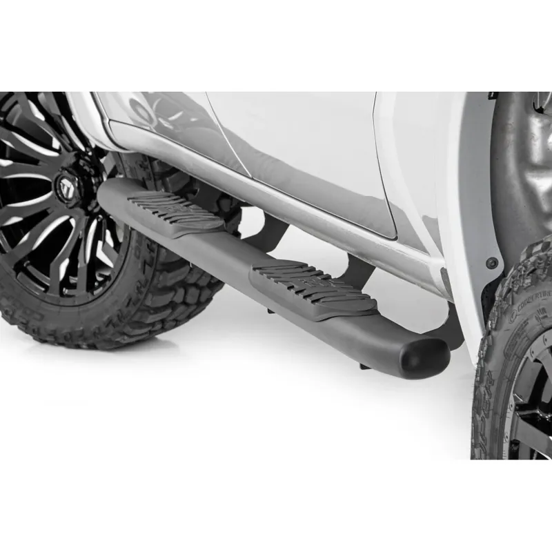 Nie przegap Progi, stopnie boczne czarne Rough Country Oval Nerf Steps Crew Cab