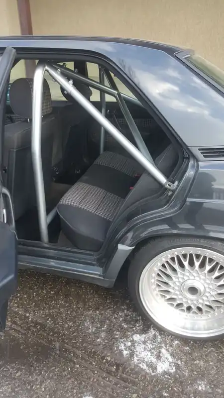 Rollbar skręcana pół klatka Mercedes W201 190 Red Ekspresowa dostawa